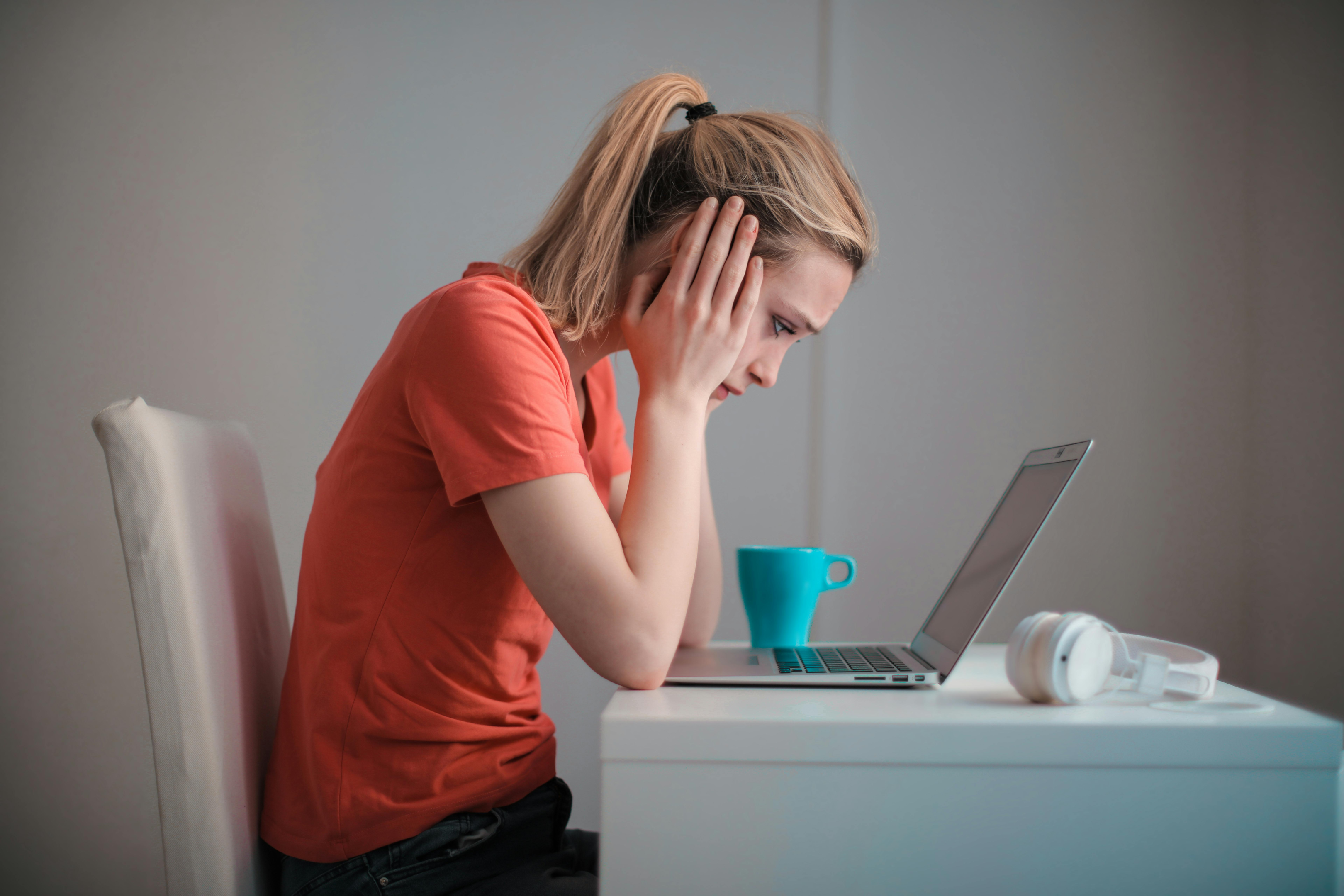 Bedrückte Frau mit Laptop