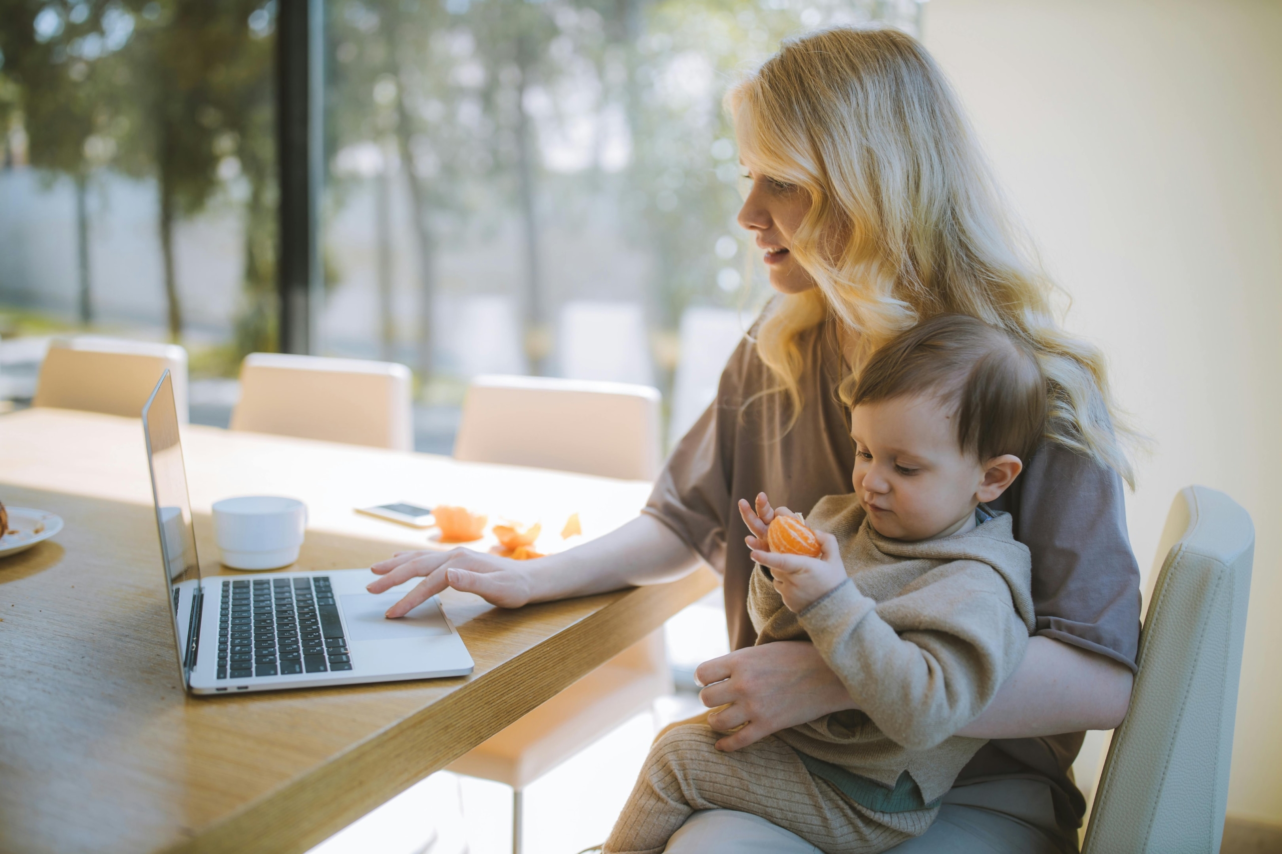 Frau mit Kind am Computer