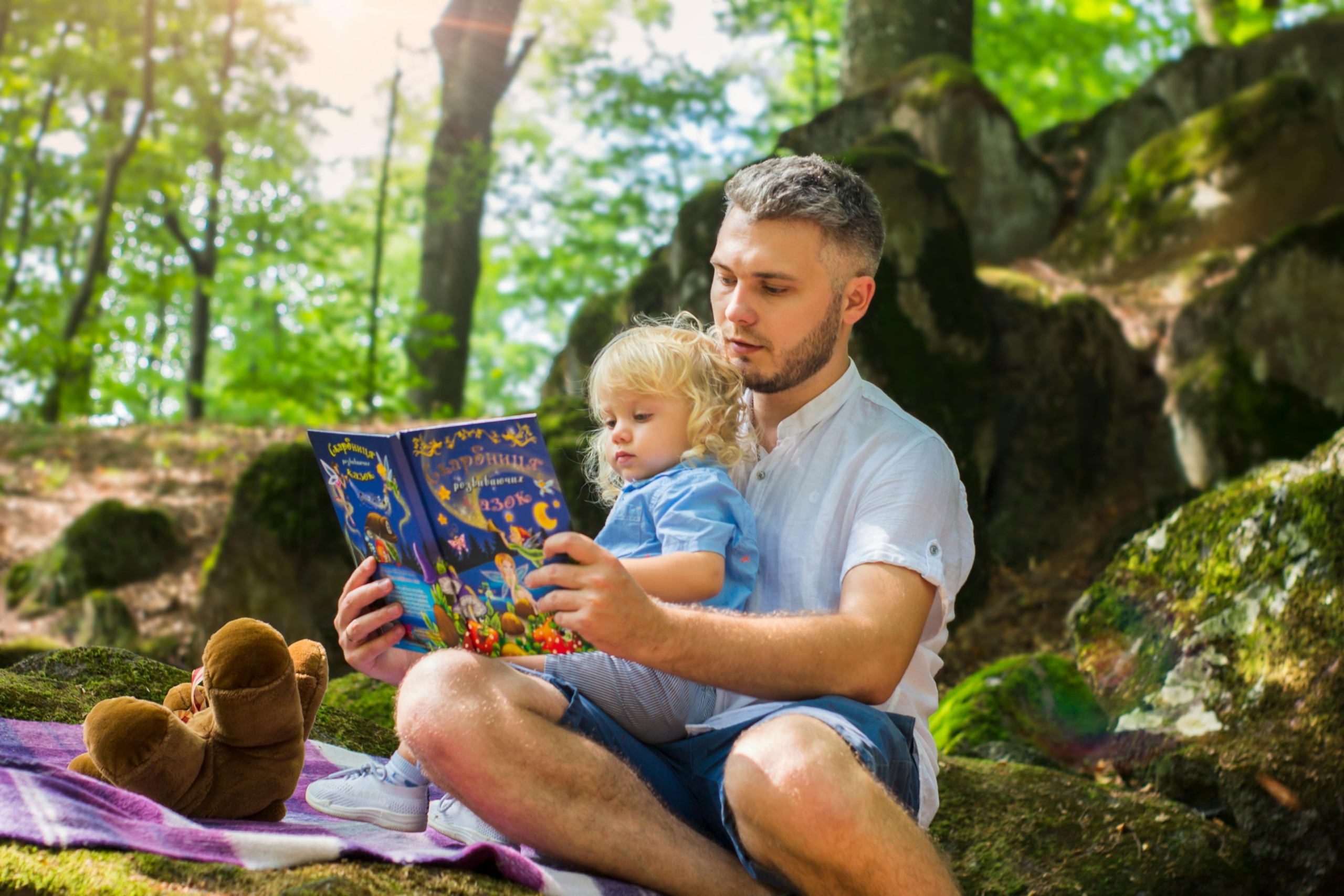 Mann mit Tochter liest ein Buch